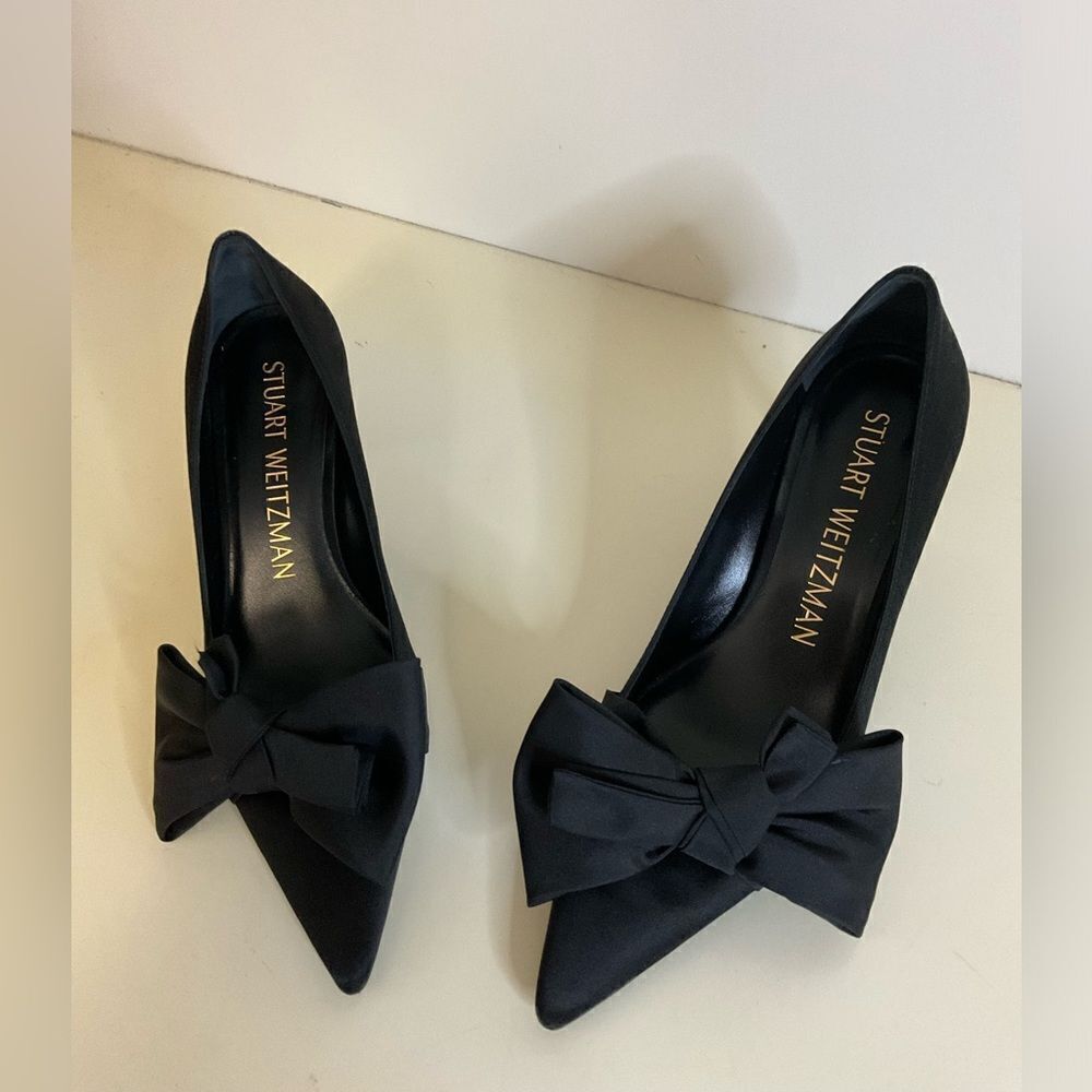 Stuart Weitzman love knot black pump in excellent condition size 8.5. - Picture 4 of 8